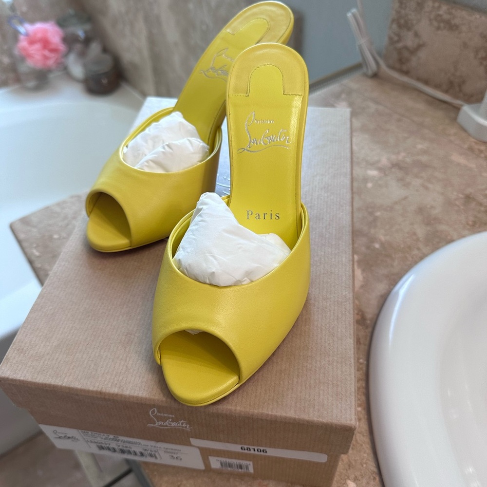 Christian Luboutin Me Dolly  Peep-Toe